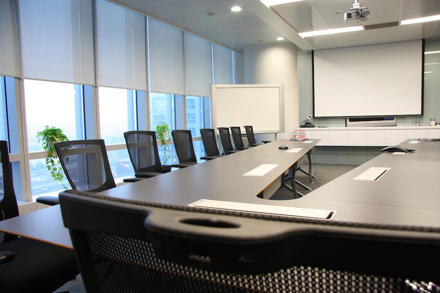 top-benefits-of-installing-conference-room-shades-in-your-office